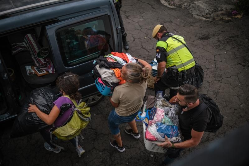 Desalojo de viviendas en La Palma debido a la erupción del volcán