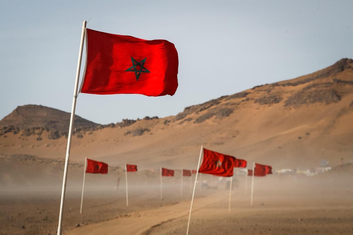 Banderas de Marruecos en el desierto. Banderas de Marruecos en el desierto.