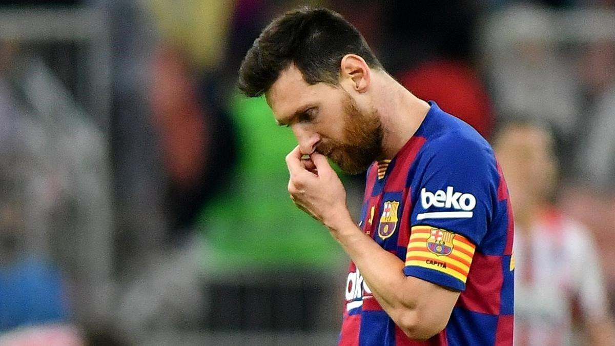 Messi, desolado tras perder la semifinal de la Supercopa con el Atlético.