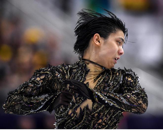 Yuzuru Hanyu, de Japón, realiza su rutina en el patinaje libre masculino en la Copa Rostelecom 2018 ISU Gran Premio de Patinaje Artístico en Moscú