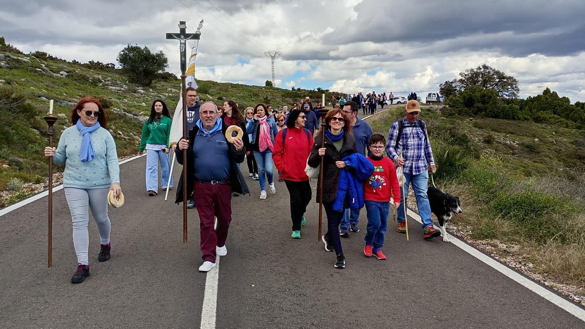Los vecinos de la Serratella han cumplido con su tradicional procesión hasta la ermita de Sant Joan Nepomucé.