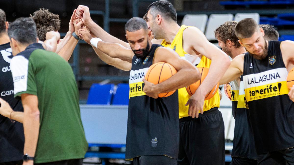 Corro de los jugadores del CB Canarias en la sesión de este martes.