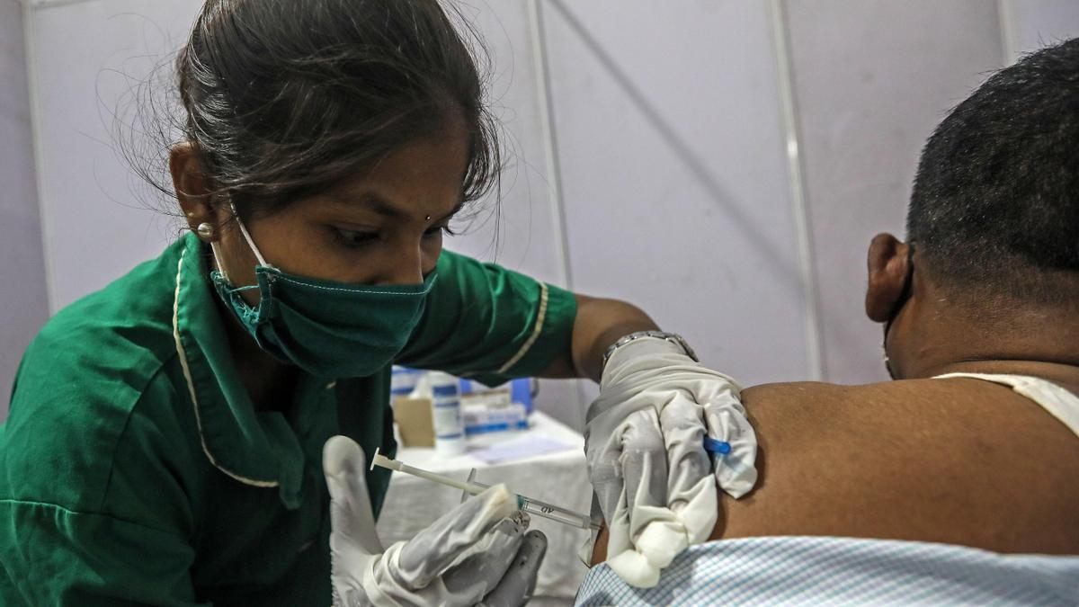 Una enfermera pone una dosis de la vacuna en Mumbai.