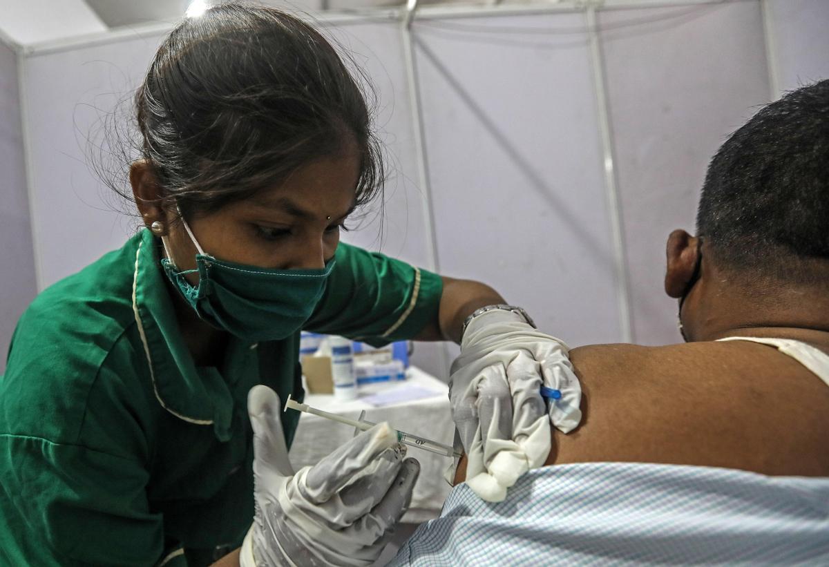 L’Índia es queda sense vacunes en el més cru de la segona onada