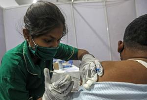 Els contagis descontrolats devasten l’Índia i deixen els hospitals sense llits ni oxigen