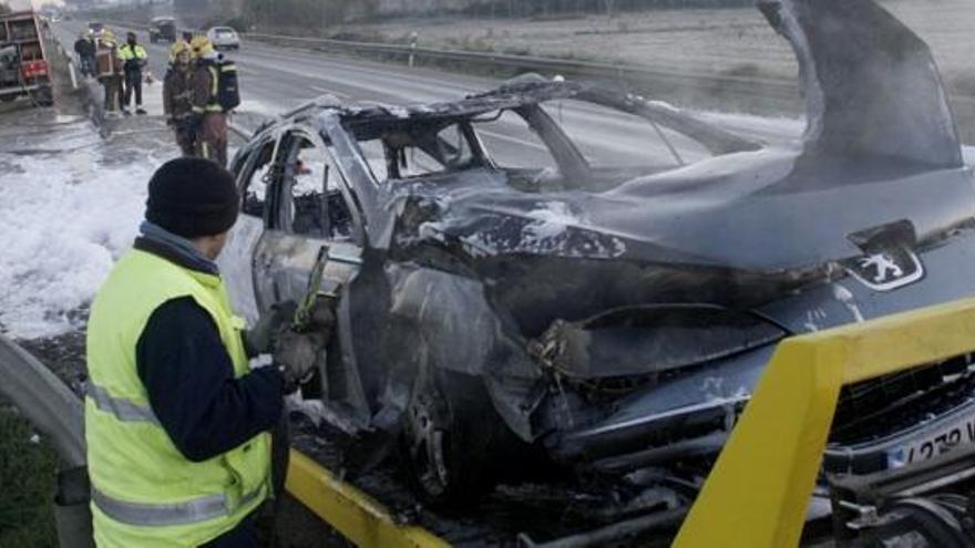 El Peugeot 407 es va cremar totalment al voral de la N-II a Vidreres.