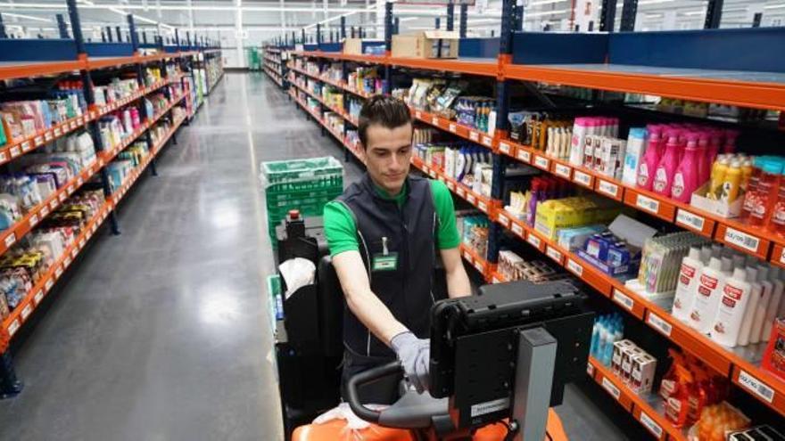 Un trabajador en el nuevo almacén para la venta online de Mercadona.