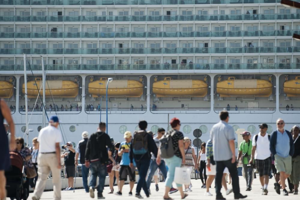 La ciudad registra un nuevo récord de visitantes, entre turistas y tripulación, con el atraque de 'Independence of the Seas', 'Koningsdam' y 'Mein Schiff' en el puerto de A Coruña.