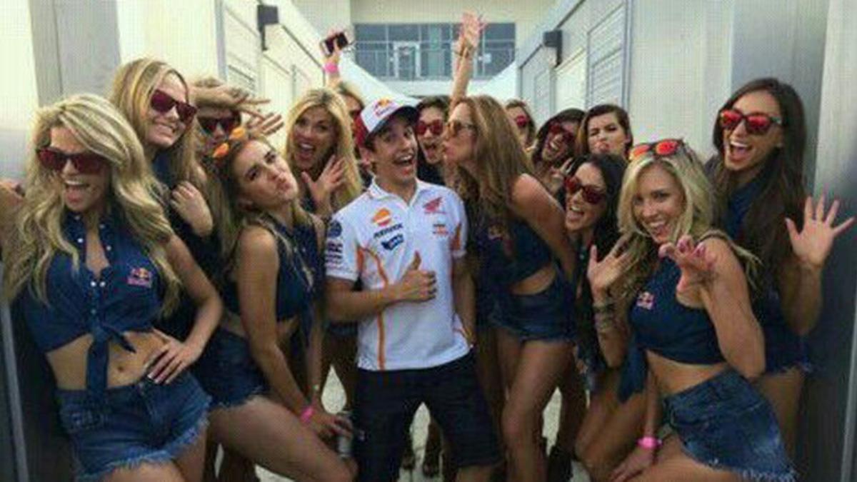 Marc Márquez, rodeado de azafatas, celebra su triunfo en el Gran Premio de las Américas