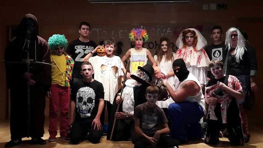 Los actores del pasaje del terror, en la Casa de Cultura de Infiesto.