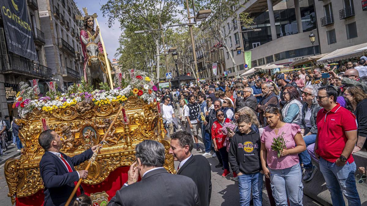 Barcelona se vacía de vecinos y se llena de turistas