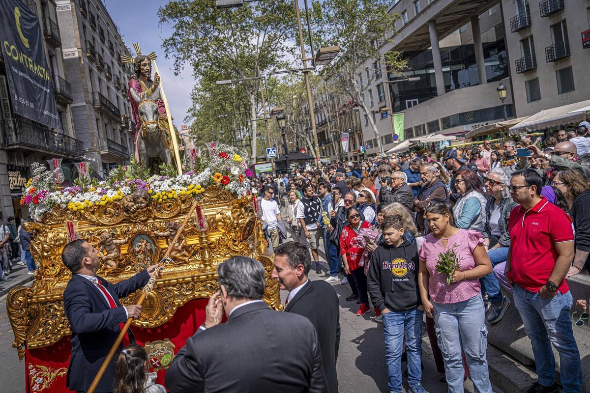Barcelona se vacía de vecinos y se llena de turistas Barcelona se vacía de vecinos y se llena de turistas