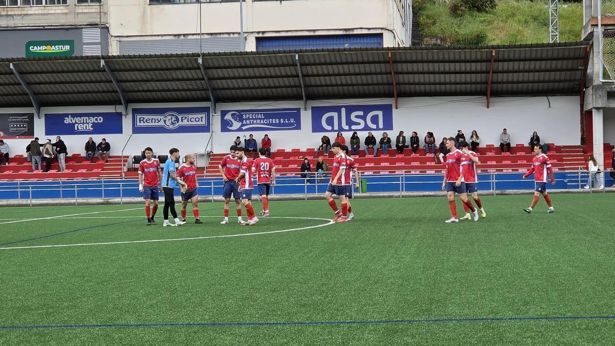 Jugadores del Narcea durante el último partido en el campo de El Reguerón-Francisco Rodríguez García.