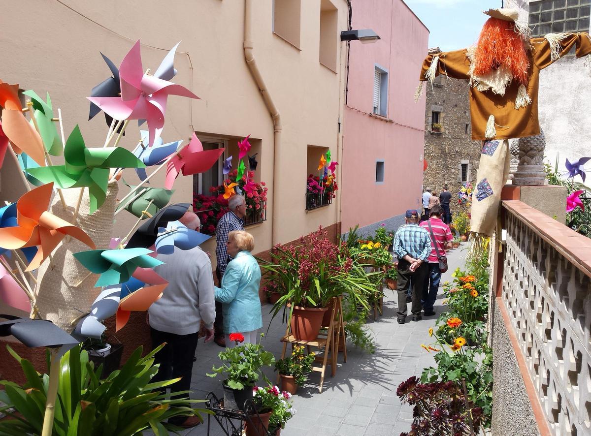 Visitants en un carrer decorat del Sant Joan Florit de Palamós.