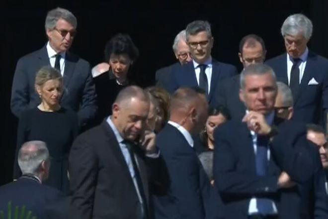 CIUDAD DEL VATICANO, 26/04/2025.- Captura de video de la señal Vatican Media, de la vicepresidenta Yolanda Díaz, el ministro de Presidencia, Félix Bolaños, y el líder del Partido Popular, Alberto Núñez Feijóo cuando se dirigen a ocupar su lugar en la plaza de San Pedro para asistir este sábado al funeral por el papa Francisco. EFE/Vatican Media -SOLO USO EDITORIAL/SOLO DISPONIBLE PARA ILUSTRAR LA NOTICIA QUE ACOMPAÑA (CRÉDITO OBLIGATORIO)-:. -SOLO USO EDITORIAL/SOLO DISPONIBLE PARA ILUSTRAR LA NOTICIA QUE ACOMPAÑA (CRÉDITO OBLIGATORIO)-