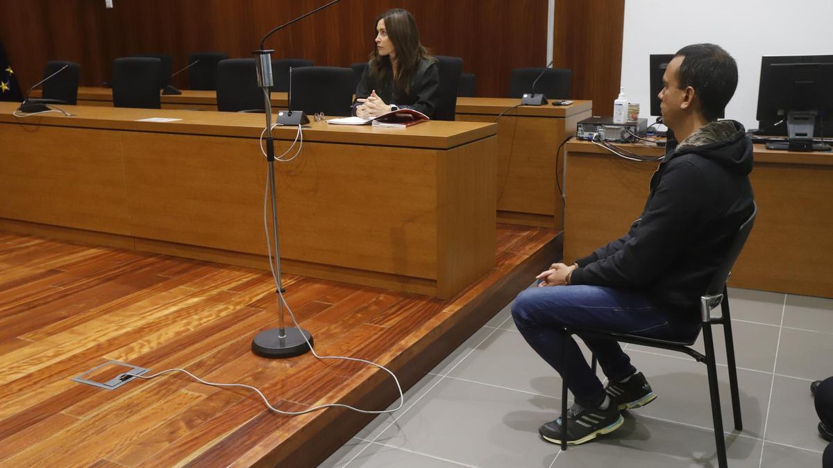 Antonio Vixién Gómez Bounchareon, ayer, en el banquillo de los acusados de la Audiencia Provincial de Zaragoza.