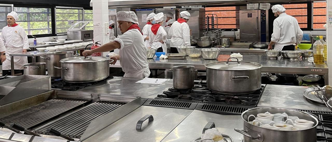 Varios alumnos practican en las cocinas del Centro Integrado de Formación Profesional de Hostelería y Turismo de Cartagena, el pasado mes de abril.  | L.O.