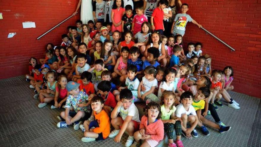 Foto de familia de los participantes en la ludoteca Marexada durante el mes de julio. // Iñaki Abella