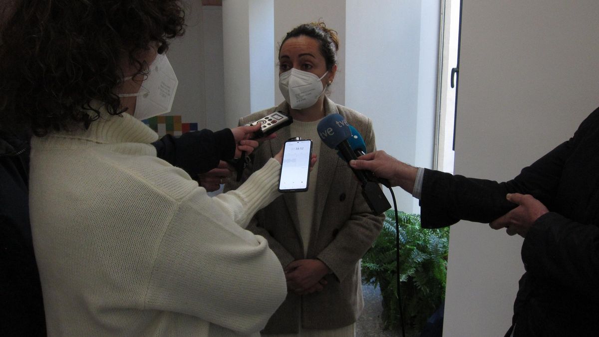 La alcaldesa Jerez de los Caballeros, Virginia Borrallo, atiende a la prensa, ayer en Badajoz.