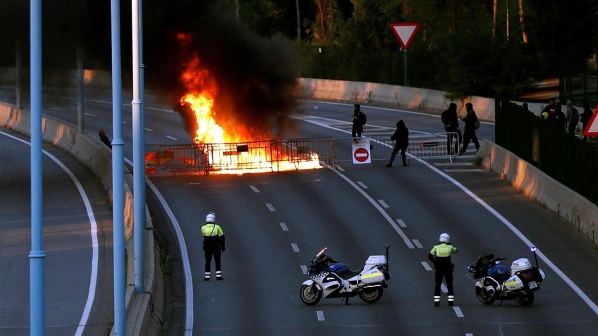 zentauroepp50454975 grafcat5691  barcelona  18 10 2019   una barricada de fuego 191018090338