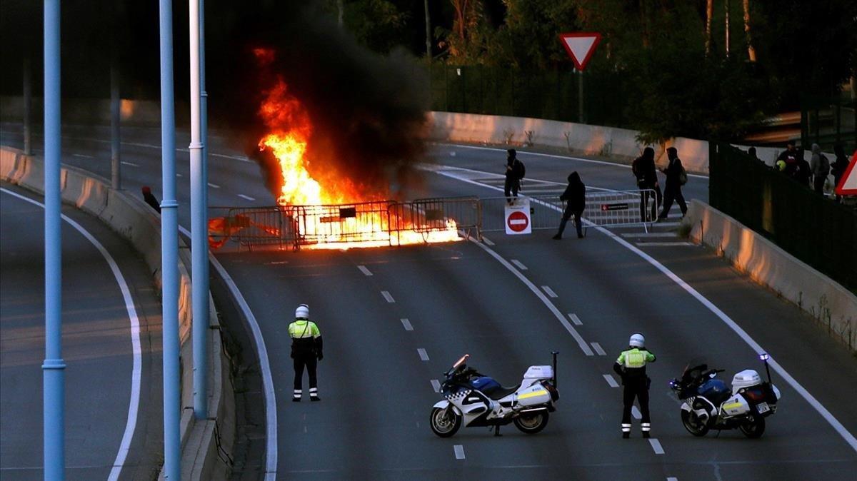 zentauroepp50454975 grafcat5691  barcelona  18 10 2019   una barricada de fuego 191018090338