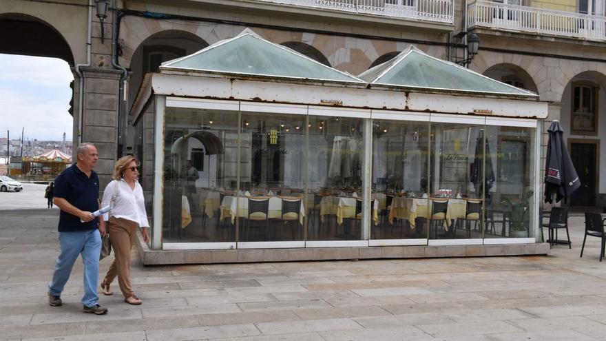 Terraza del restaurante La Penela de la plaza de María Pita. |   // VÍCTOR ECHAVE