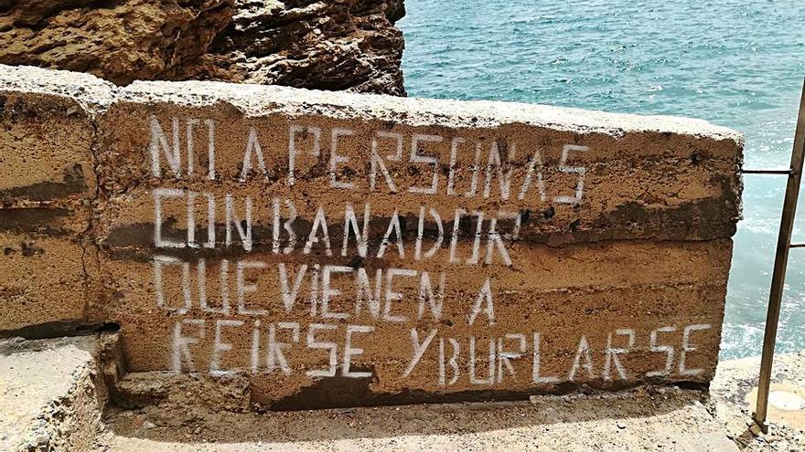 Escriptura reivindicativa dels nudistes a l’Illa Roja. | MARIA MERCÈ GRI