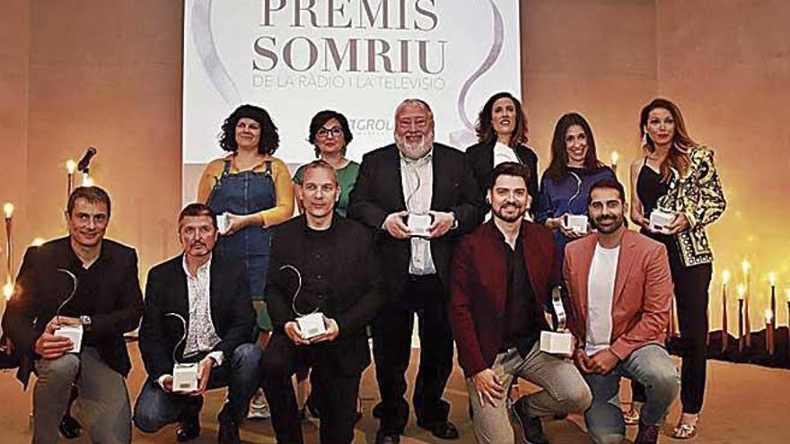 Los galardonados posan con sus premios.