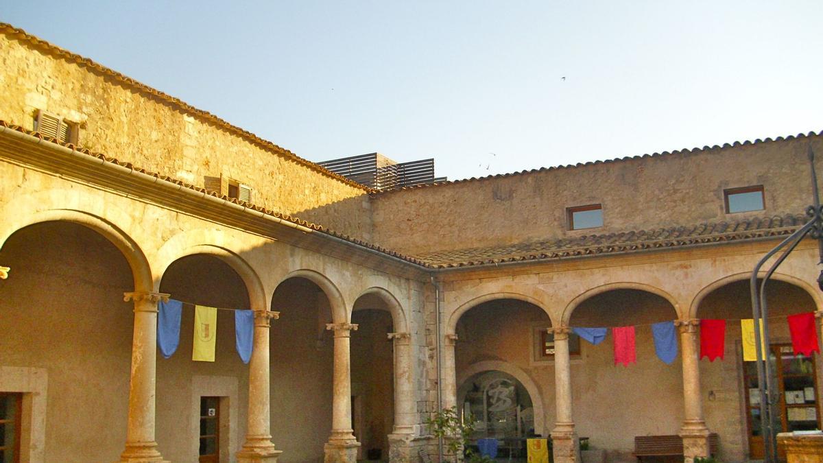 Una imagen del claustro del Convent de Mínims, sede del ayuntamiento de Sineu.