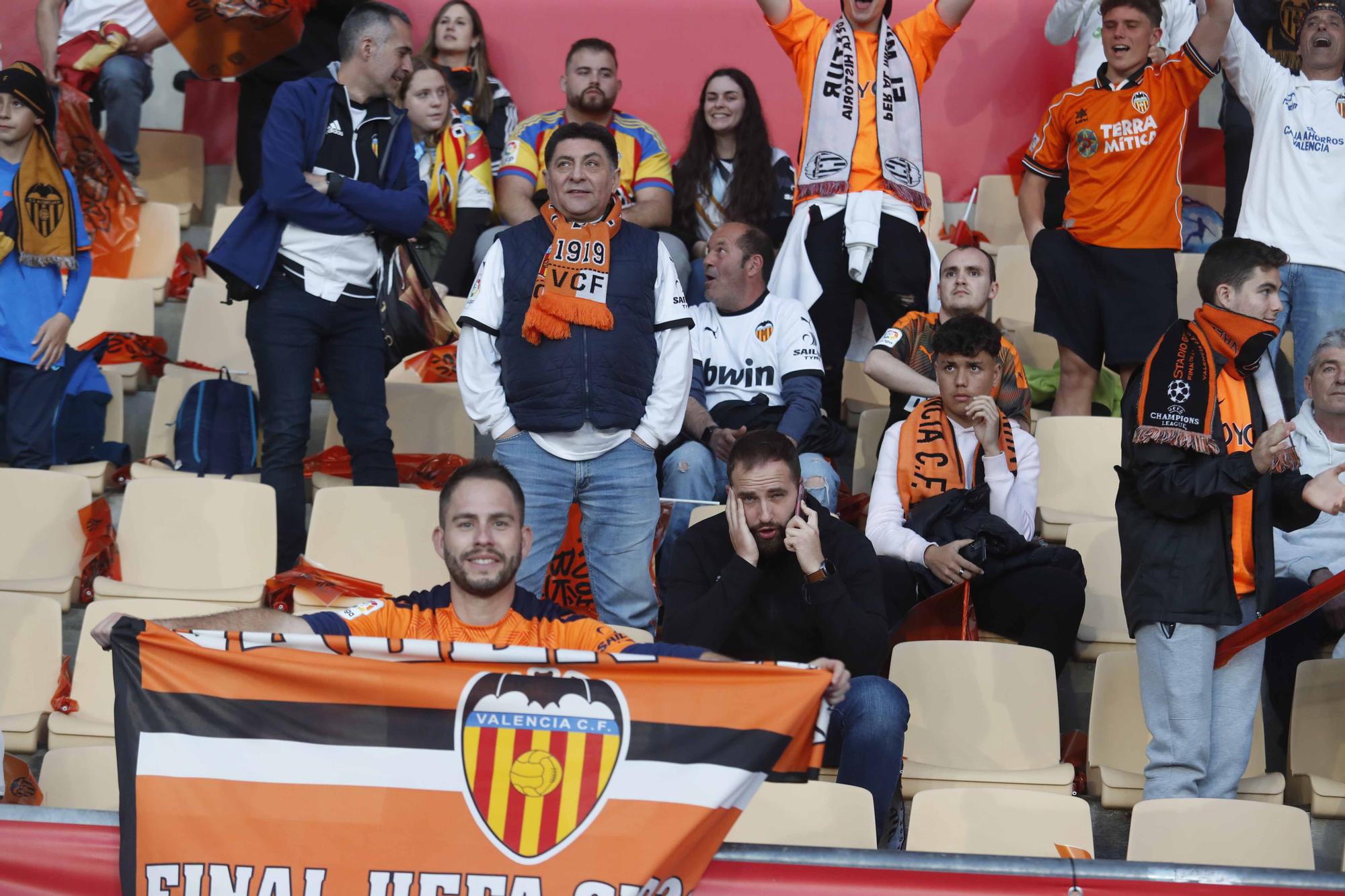 La afición valencianista llena de color el estadio de La cartuja