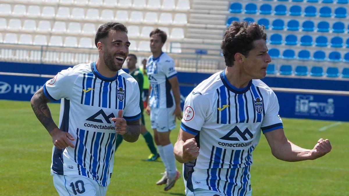 Juan Piera celebra el 1-0 frente al Linares