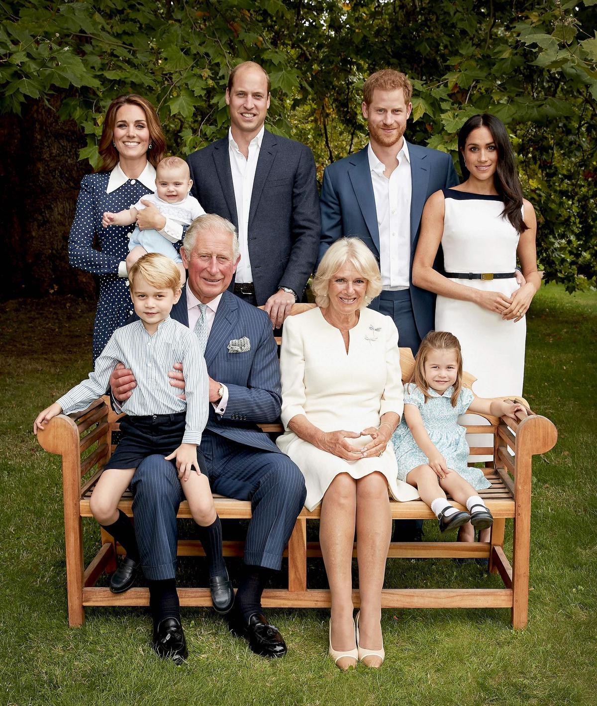 Príncipe Carlos de Inglaterra. EL PRINCIPE CARLOS DE INGLATERRA POSANDO CON SUS HIJOS Y NIETOS EN LA CELEBRACION DE SU 70 ANIVERSARIO