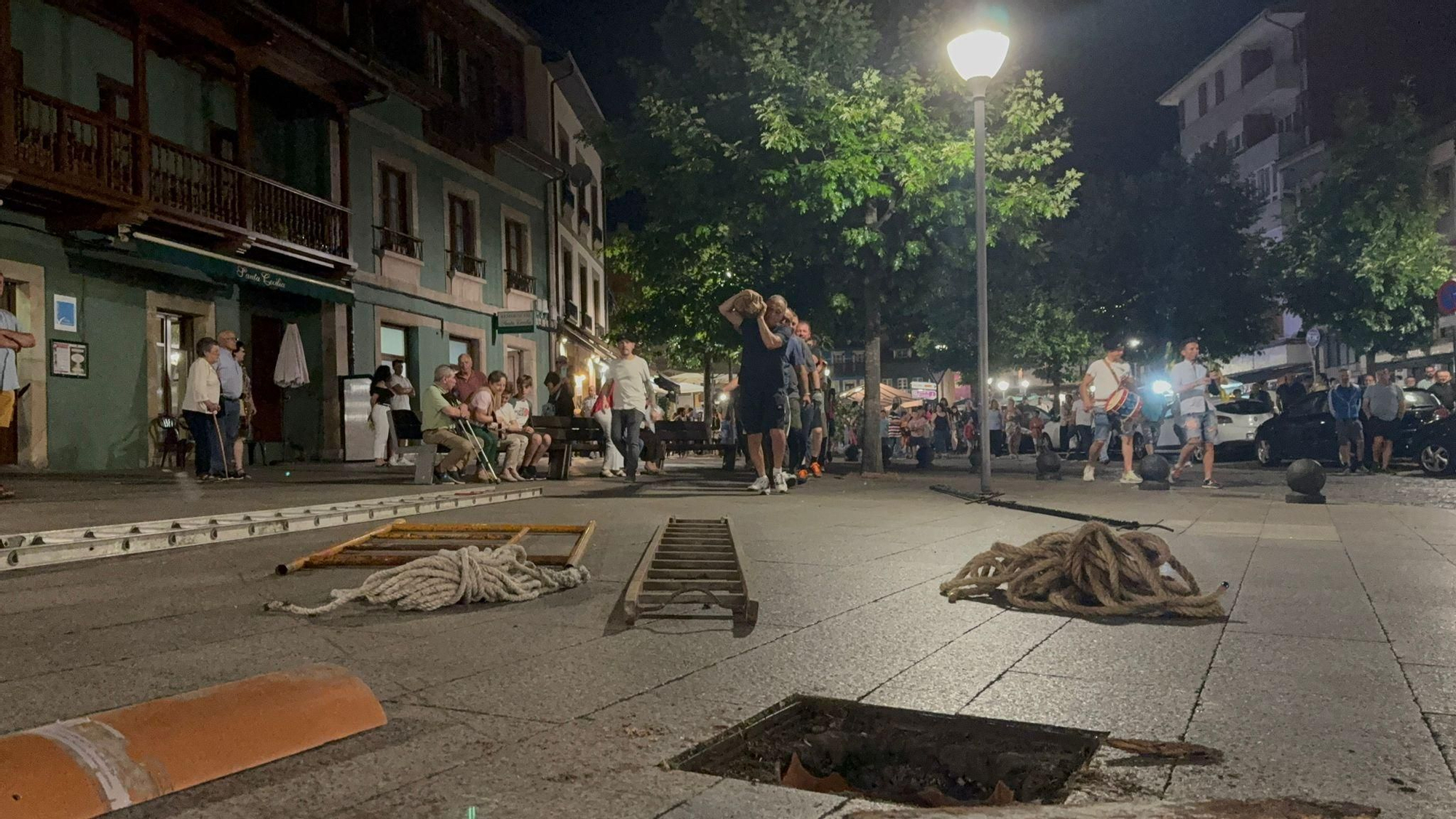 Así fue la plantación del roble de los 'casaos' en Pola