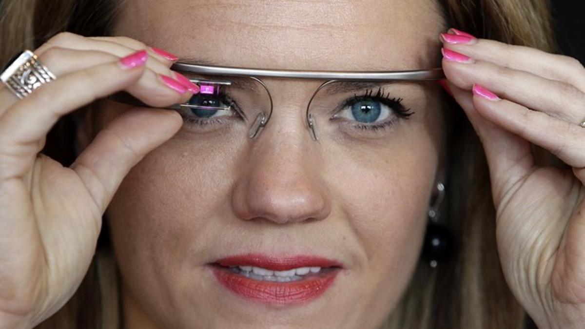 Una usuaria con un prototipo de las Google Glass.