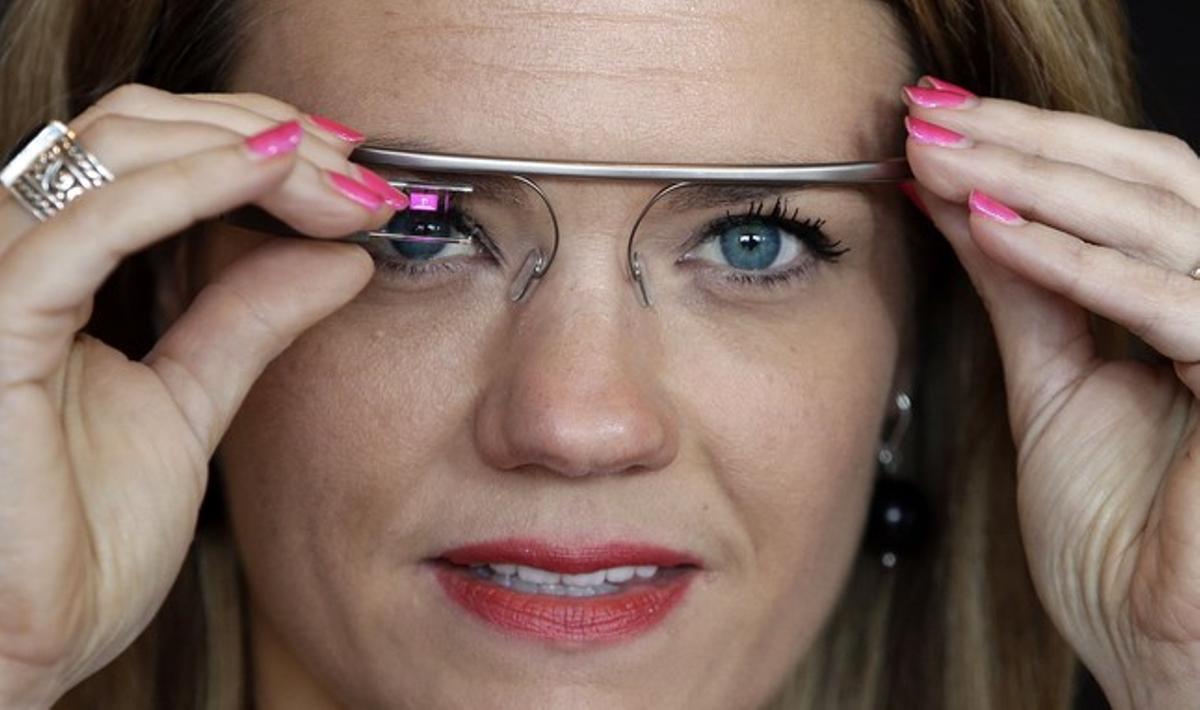 Una usuària amb un prototip de les Google Glass.