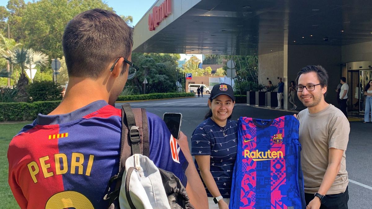 Aficionados del Barça posan frente al hotel de concentración de equipo blaugrana en Lisboa.