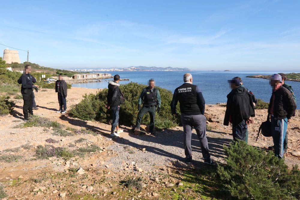 Inmigrantes detenidos tras llegar en patera a Ibiza