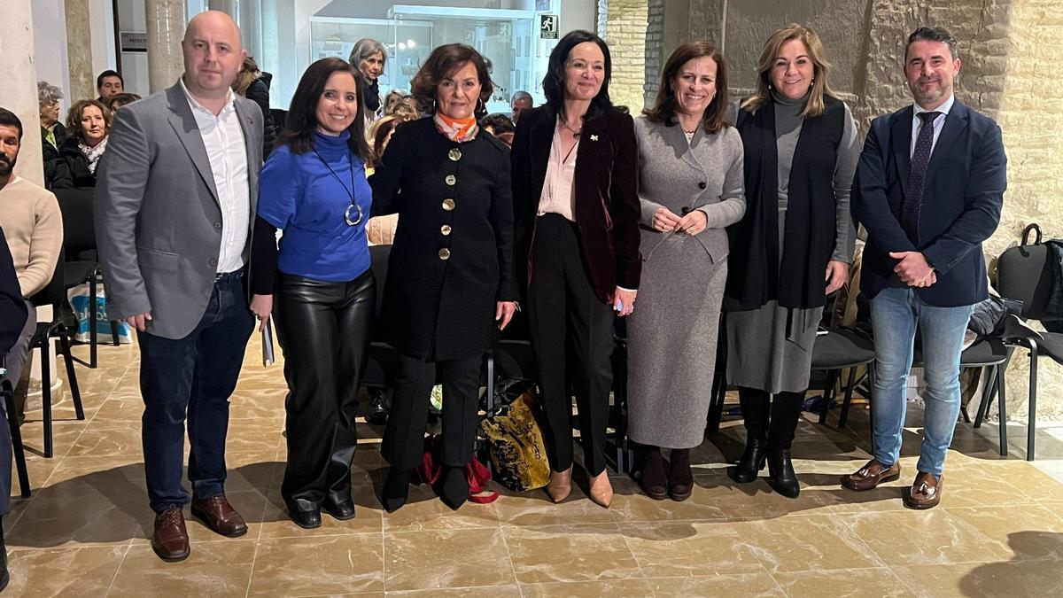 Carmen Calvo (tercera por la izquierda), junto a Rafi Crespín (centro), en la presentación del libro.