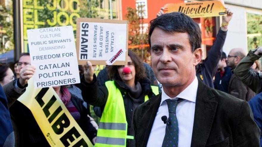 Un grupo de independentistas boicotea a Valls en un acto preelectoral en Barcelona