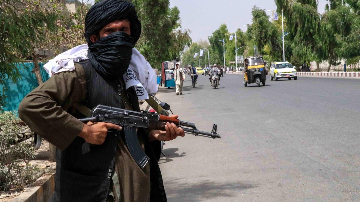 Un talibán patrulla las calles de la ciudad de Kandahar.