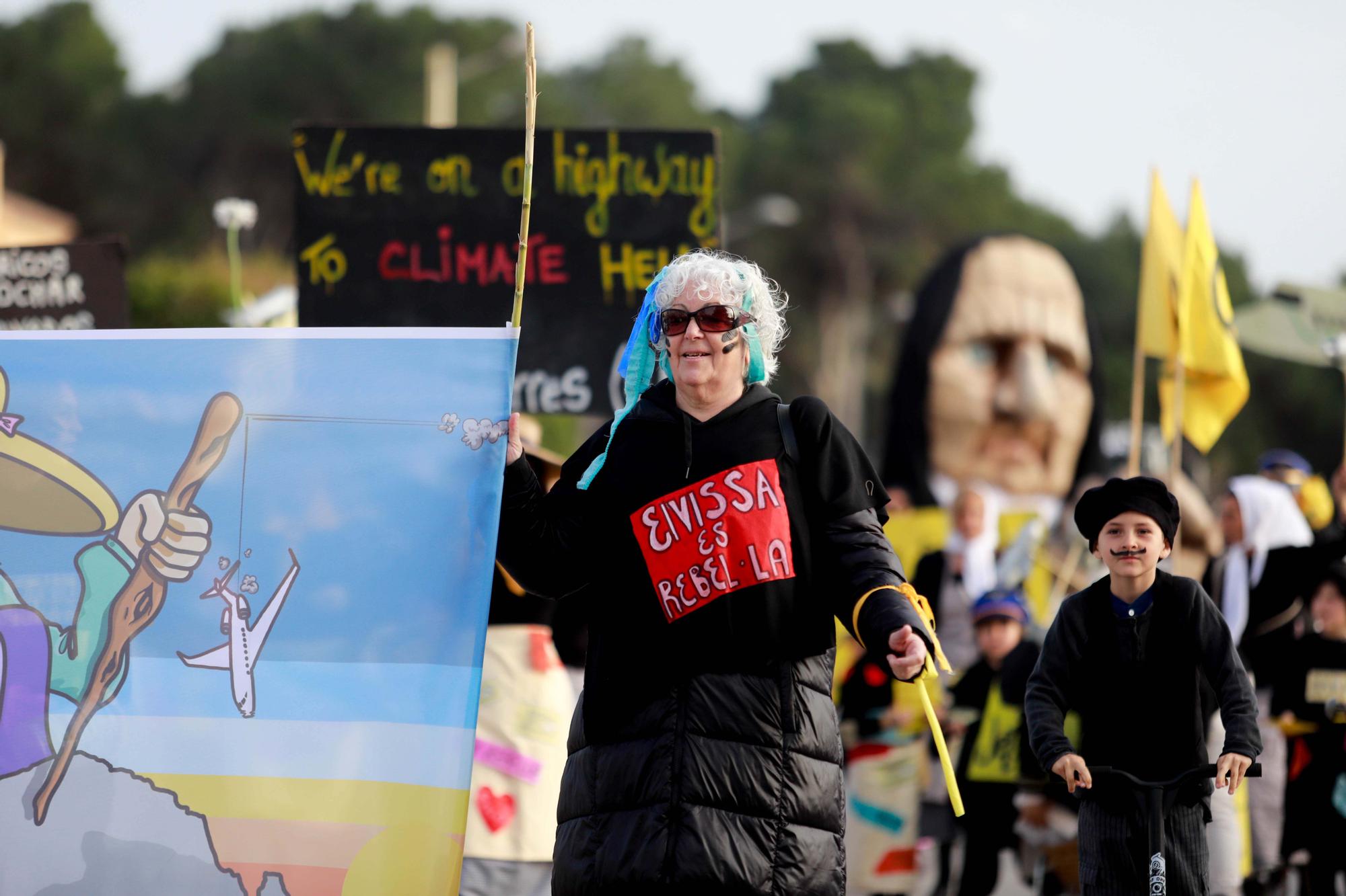 Todas las imágenes de la rúa de carnaval 2023 en Santa Eulària