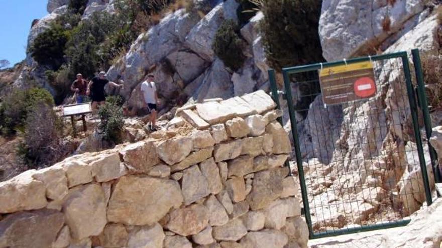 La senda de ascenso del Peñón se encuentra cerrada desde hace nueve meses.