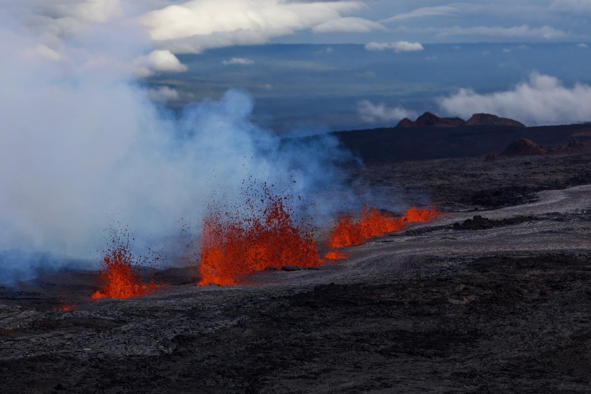El volcán Mauna Loa (Hawái) entra en erupción por primera vez en 40 años