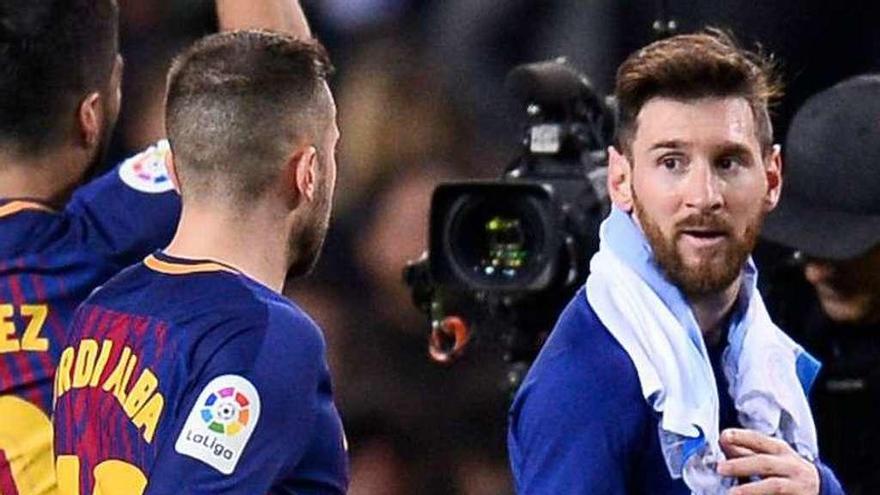 Messi se retira con el balón tras marcar tres goles al Leganés.