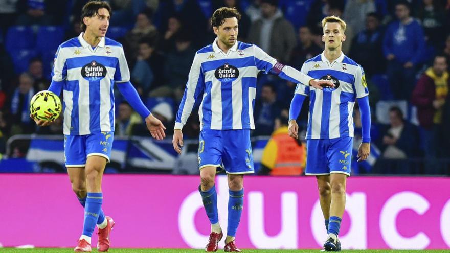 Samuele Mulattieri, José Ángel y Arnau Comas tras un gol de la Real Sociedad B. |  Casteleiro