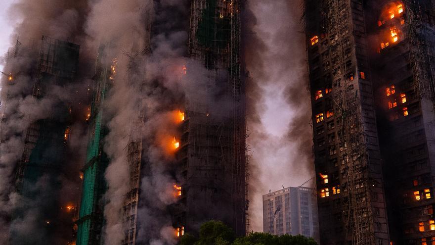 Un gran incendi engoleix tres gratacels a Hong Kong