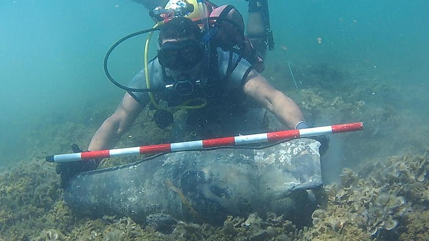 Encuentran un ánfora prerromana en la playa de les Marines de Dénia