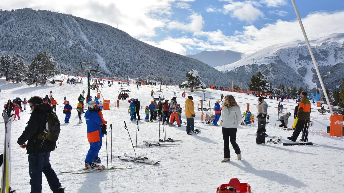 Persones visitant l'estació d'esquí La Molina.