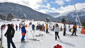 Persones visitant lestació desquí La Molina.