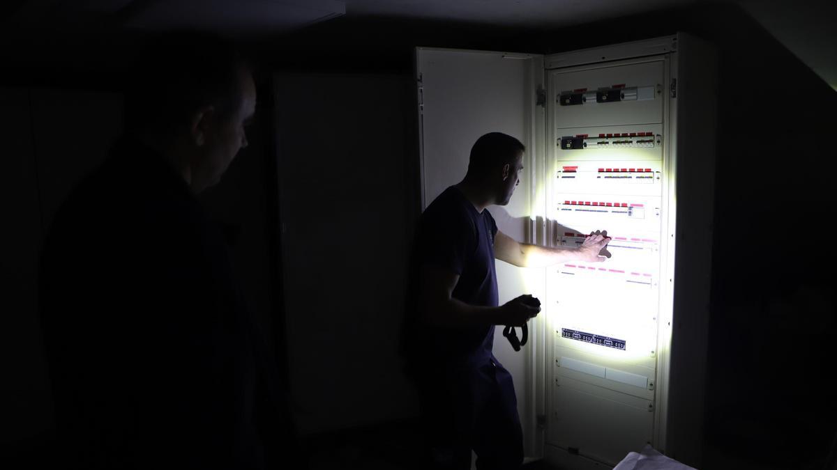 Personal del Ayuntamiento de Lorca durante el apagón del pasado abril.